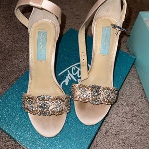 Look like new SB- Gina Champagne Style